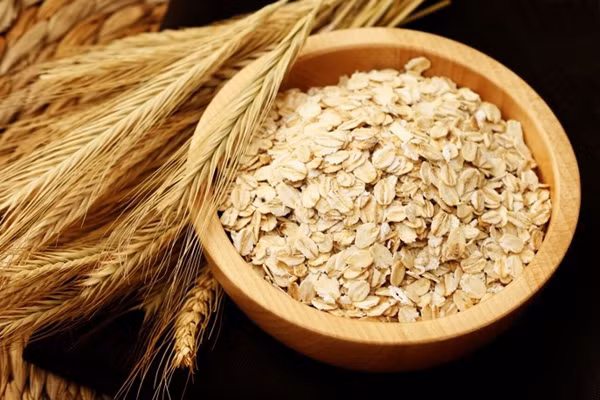 Yến mạch. Là một thực phẩm tuyệt vời để giảm béo. Chứa ít calo nhưng lại cung câp nguồn chất xơ, prptein dồi dào, giúp hổ trợ tiêu hóa, hấp thụ chất béo thải ra ngoài, giúp trao đổi chất, tiêu hóa mỡ thừa hiệu quả nhất. Ban có thể dùng nguyên chất nấu cháo, uống ngũ cốc, uống sữa, hoặc thục phẩm làm từ yến mạch.