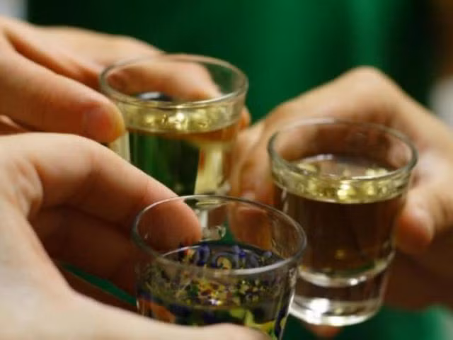 Gần nghĩa với thành ngữ “chén tạc, chén thù”, trong tiếng Việt còn có các thành ngữ “chén chú, chén anh”, “chén bác, chén chú”..., đều xuất phát từ lối mời rượu qua lại trên mâm cỗ.