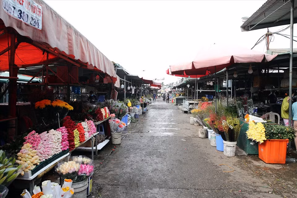 Bị ảnh hưởng bởi dịch bệnh nên các tiểu thương đều nhận thức rõ việc tuân thủ biện pháp phòng chống dịch còn giúp bà con duy trì buôn bán, hỗ trợ tiêu thụ hàng hóa cho hàng nghìn nông dân các vùng hoa ở Từ Liêm, Mê Linh hay từ Đà Lạt.