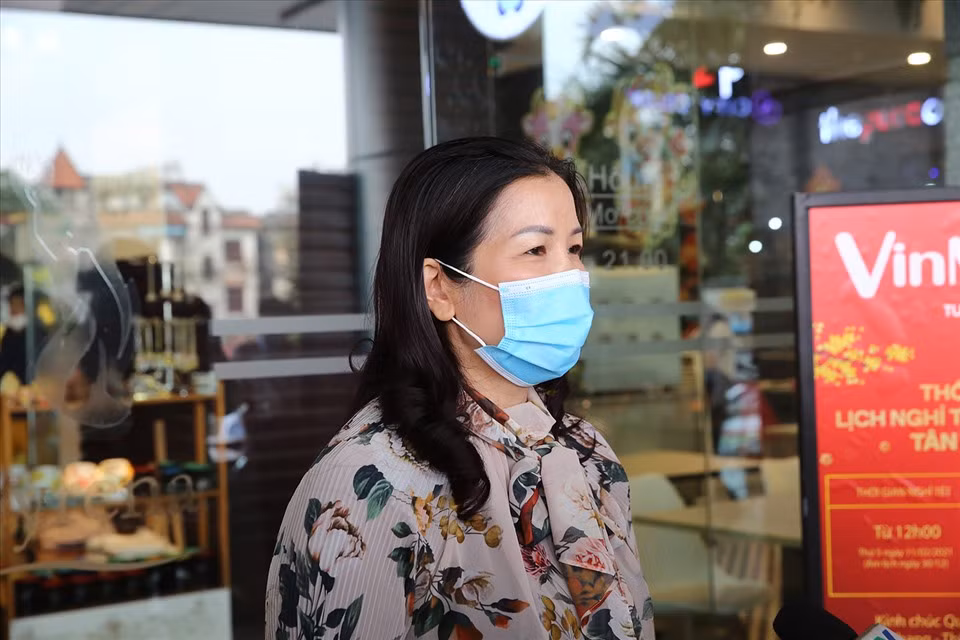 Quyền Giám đốc Sở Công Thương Hà Nội Trần Thị Phương Lan cho biết Hà Nội phòng chống dịch không chỉ riêng cho thành phố mà còn giúp cho các tỉnh, thành phố khác ổn định sản xuất kinh doanh, đưa sản phẩm, hàng hóa về tiêu thụ thuận lợi tại Hà Nội. Tại Trung tâm thương mại SYRENA, Phó Giám đốc Sở Y tế Hà Nội Đỗ Nhị Hà cho biết với sự vào cuộc của toàn bộ hệ thống chính trị, tình hình dịch bệnh trên địa bàn Hà Nội đang được kiểm soát tốt. Hà Nội sẽ cố gắng để tất cả bệnh nhân, cũng như F1 và F2 đều được quản lý chặt chẽ, chi tiết, khoanh vùng dập dịch kịp thời đảm bảo cho người dân có một cái Tết an toàn.