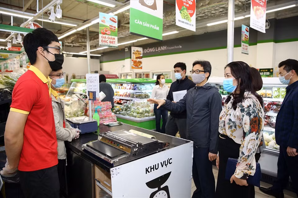 Các nhân viên bán hàng tại đây cho biết lượng khách hàng đi mua sắm vẫn như bình thường.