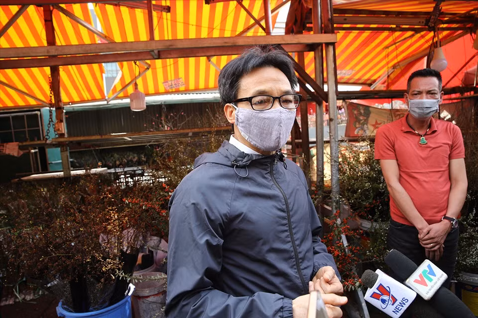 Phó Thủ tướng Vũ Đức Đam: Phải quyết tâm không có dịch bùng phát ở Hà Nội hay TPHCM, vì nếu có dịch, không chỉ bà con tiểu thương sẽ thất thu, sẽ ế hàng, mà đằng sau đó là hàng trăm nghìn, thậm chí hàng triệu hộ nông dân trồng hoa, sản xuất nông sản, thực phẩm, đồ dùng phục vụ dịp Tết sẽ rơi vào hoàn cảnh khó khăn. Chúng ta phải giữ an toàn bằng được để bà con đón Tết yên vui, không chỉ về mặt tinh thần, theo truyền thống mà còn có thêm thu nhập cho bà con có hoàn cảnh khó khăn. Sau khi thị sát chợ hoa tết Quảng Bá, Phó Thủ tướng đã đến thăm Trung tâm thương mại SYRENA, số 51 đường Xuân Diệu, Tây Hồ, Hà Nội.