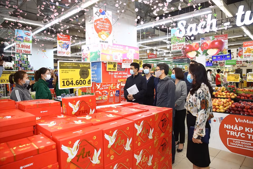 Phó Thủ tướng Vũ Đức Đam mong muốn mọi người dân ở Hà Nội và trên toàn quốc đều chấp hành nghiêm túc, đầy đủ các quy định phòng chống dịch. Nếu các chợ, trung tâm thương mại, nhà máy, siêu thị đều chấp hành nghiêm thì chúng ta không sợ COVID-19.