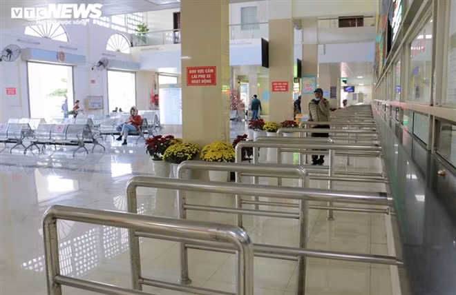 Phía trong bên trong bến xe Giáp Bát chỉ có lác đác vài khách ngồi chờ xe.