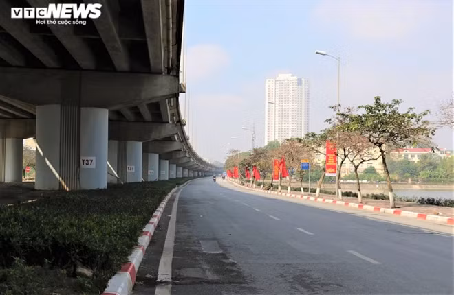 Khu vực đường Vành đai 3 hướng ra hồ Linh Đàm vắng xe qua lại.