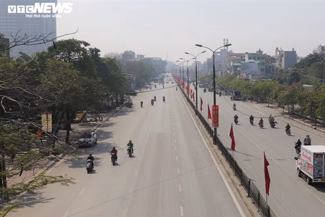 Đầu giờ chiều, mật độ giao thông ở nhiều tuyến phố hướng ra ngoài khu trung tâm cũng giảm dần, đường phố thưa thớt.