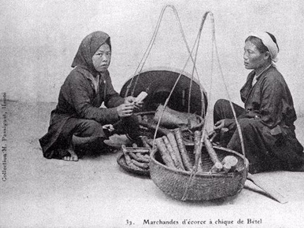 Những người hành nghề bán trầu cau từng hiện diện trên mọi ngả đường ở Việt Nam trong nhiều thế kỷ trước. Bước sang thế kỷ 20, với sự tàn lụi của thói quen nhai trầu trong dân chúng, nghề này chỉ còn là dĩ vãng.