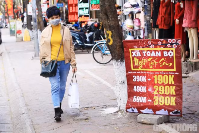 Theo anh Trần Bảo Nghĩa, nhân viên một shop giày trên đường Xuân Thủy (Cầu Giấy), do ảnh hưởng của dịch Covid-19 khiến cho thu nhập của mọi người giảm. Vì vậy, giày dép hay các mặt hàng khác đều bán rất chậm, ít người mua. Ngày cao điểm cũng chỉ bằng 1/3 so với mọi năm.