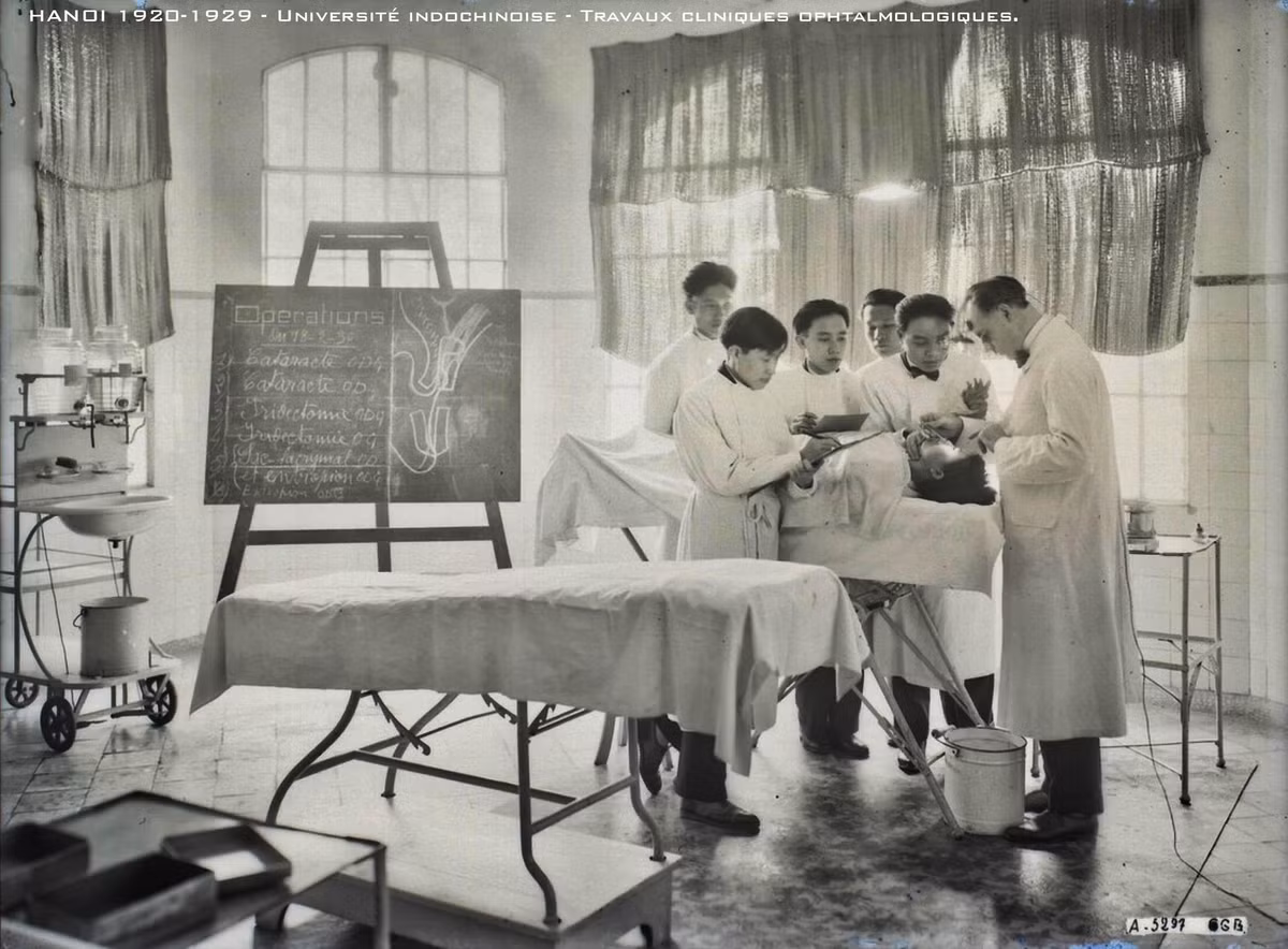 Thực hành lâm sàng nhãn khoa ở Trường Y khoa Đông Dương.