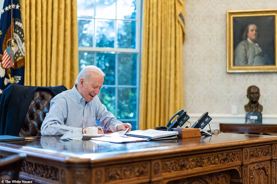 Tổng thống Joe Biden cười sảng khoái khi điện đàm với Thủ tướng Anh Boris Johnson ngày 23/1.