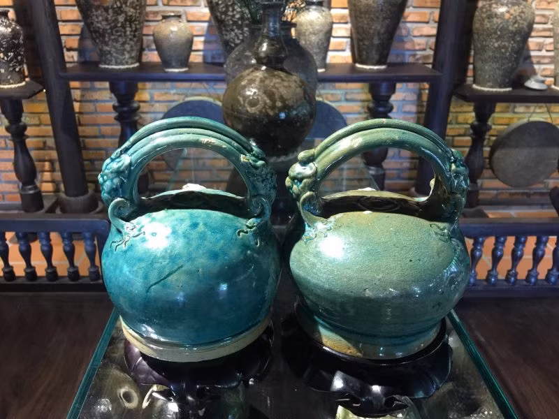 Vì vậy mà bình vôi thường được đặt ở một vị trí trang trọng và được lưu giữ rất cẩn thận. Nếu lỡ bị hư hại, sứt mẻ thì người ta không đem bình vôi vứt đi mà đem treo ở gốc đa hoặc đưa ra nghĩa địa đặt lên mộ tiền nhân.
