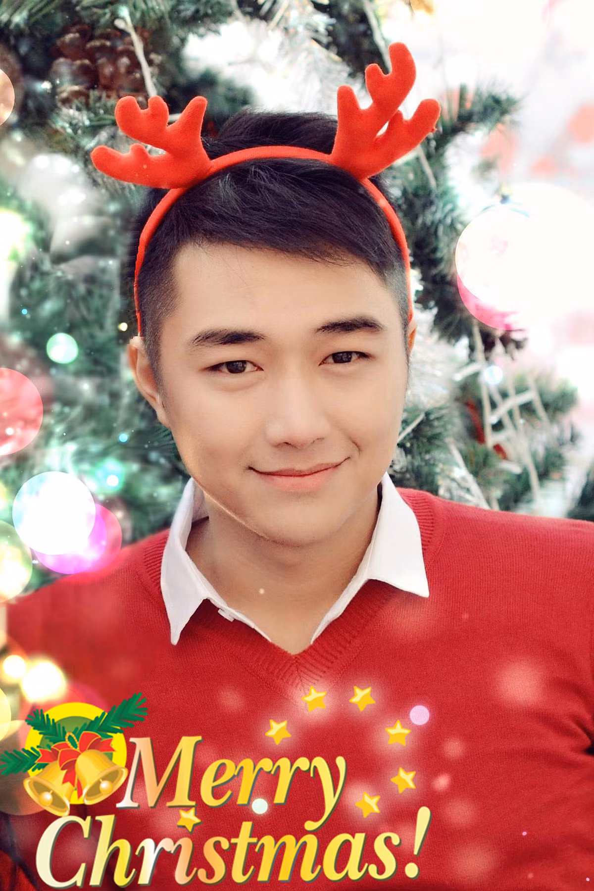 Mới đây, Quang Uno cũng diện bộ trang phục ấm áp, chụp lại nhiều khoảnh khắc cùng với bạn bè bên cây thông chào đón một mùa Giáng sinh an lành.