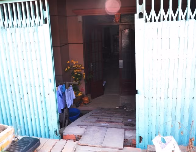 Theo ghi nhận của Kiến Thức, tại khu vực qua ấp 5, xã Phong Phú, huyện Bình Chánh có hàng chục nhà dân trở thành "địa đạo", thấp hơn mặt đường từ 0,5 đến hơn 2m.