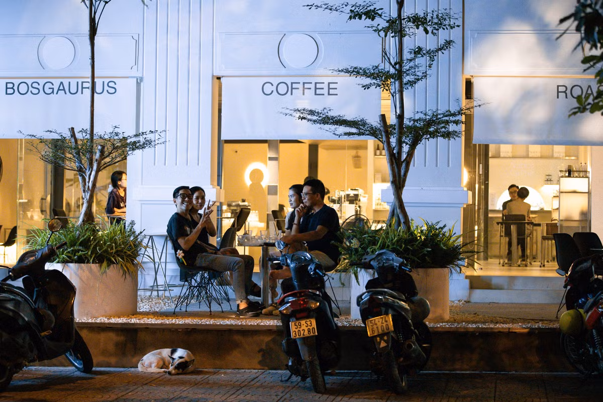 Khác với khu Nguyễn Siêu - Ngô Văn Năm, cũng ở quận 1, nhiều vị trí đắc địa trên đường Tôn Thất Thiệp, ngã 6 Phù Đổng, Nhà thờ Đức Bà, Hồ Con Rùa lại chứng kiến làn sóng trả mặt bằng, các thương hiệu nổi tiếng lần lượt rời đi.