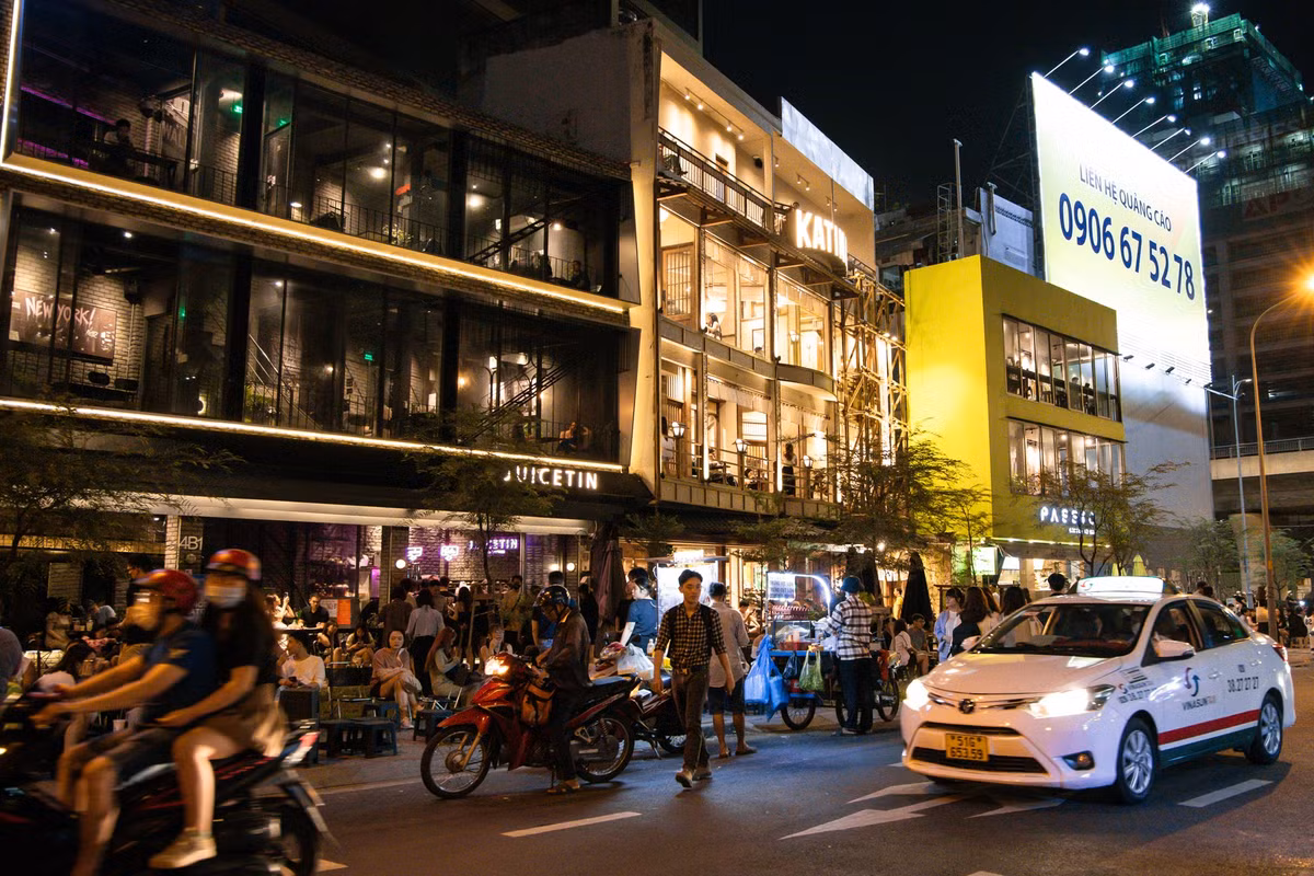 Khoảng 6 tháng trở lại đây, nhiều thương hiệu F&amp;B có tiếng đã tập trung về khu vực này, như Katinat, Juicetin, Passio, Okkio, tạo ra không khí sôi động, nhất là tầm chiều tối, cuối tuần.