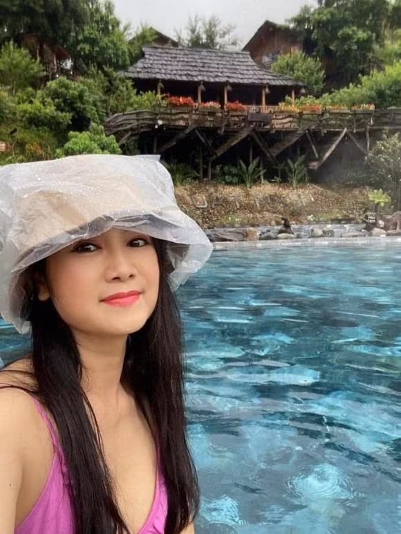 Mới đây nhất, mỹ nhân "Lá ngọc cành vàng" chia sẻ loạt ảnh chụp trong chuyến nghỉ dưỡng cùng người thân.