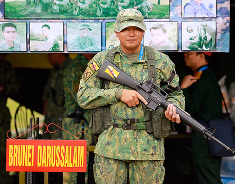 Còn Đại úy Sufrien, Đội Súng trường quân dụng Brunei nói rằng, súng trường M16A4 có một chút khác biệt so với M16A2 nhưng tính năng kỹ chiến thuật tương đối giống nhau. Đội súng trường Brunei trang bị súng M16A4 (trong ảnh) với mong muốn đạt kết quả cao nhất có thể được trong khuôn khổ thi đấu Giải AARM-24.