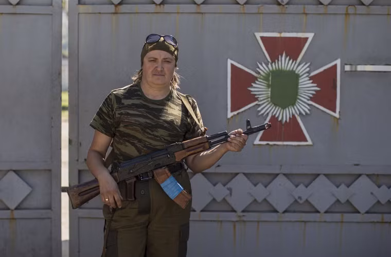 Về vũ khí cá nhân, quân ly khai đông Ukraine được trang bị tương đối tốt với đa số sử dụng các khẩu súng trường tiến công AK-74, AK-74U, súng săn AR-10, AR-15. Bên cạnh đó, báo chí phương Tây cho rằng lực lượng này còn được trang bị một số súng trường bắn tỉa VSS mà lính Nga sử dụng Crimea - qua đó cố gắng gán Nga dính líu tới quân ly khai.