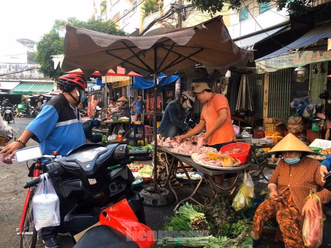 Nếu như trong chợ, tiểu thương còn được nhắc nhở thì ở các chợ cóc, chợ tự phát... phòng dịch bệnh tùy theo ý thức của mỗi người.