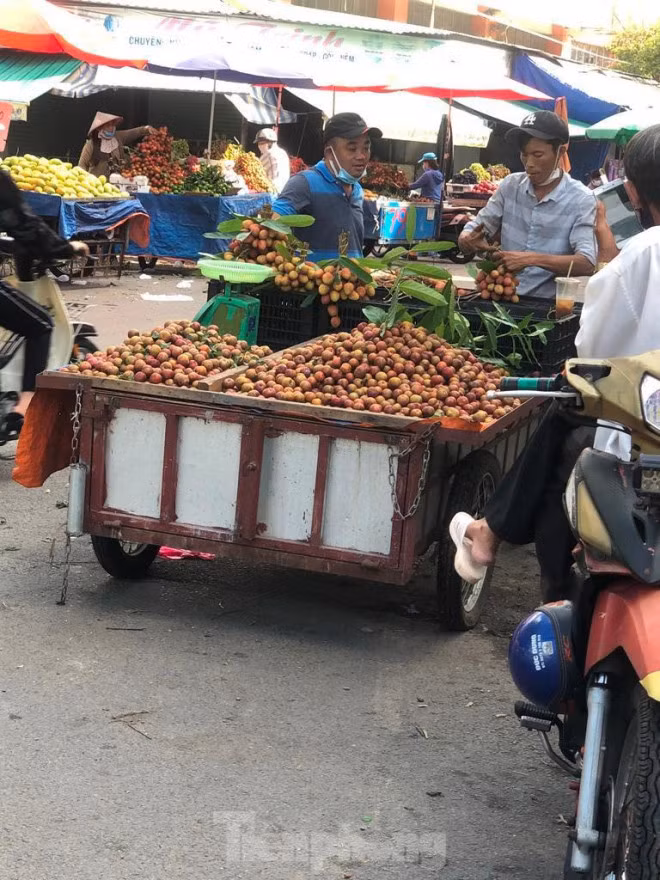 Ghi nhận của PV báo Tiền Phong tại một số chợ, bệnh viện ở TPHCM, không ít tiểu thương, người kinh doanh ăn uống vẫn còn lơ là trong phòng chống dịch bệnh COVID-19.