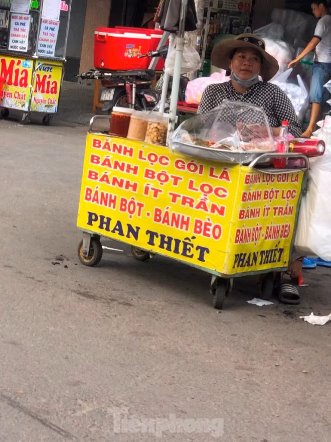 Người bán hàng mang khẩu trang chỉ để... cho có. Một số người kinh doanh cho hay, trời nắng nóng nên tranh thủ lúc không có khách, kéo khẩu trang xuống chút cho dễ thở (?!).