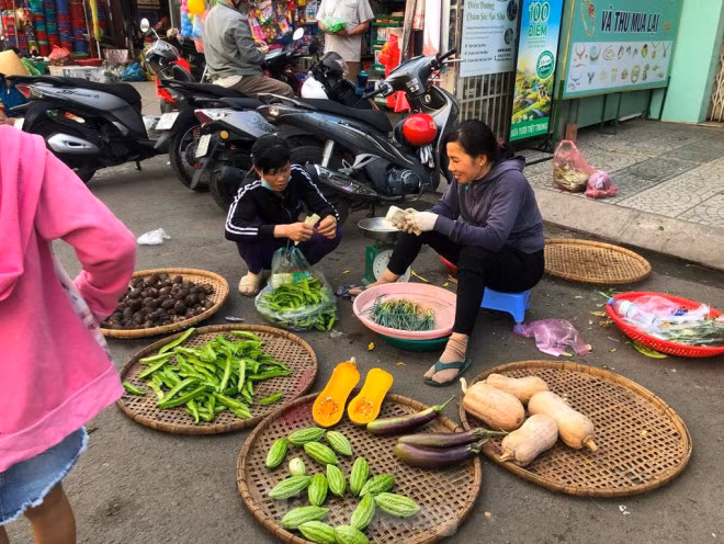 Tại nhiều khu vực xung quanh chợ Phú Lâm, Hồ Trọng Quý (Q.6), Bà Chiểu (Q.Bình Thạnh), khu vực chợ bên hông Bến xe Chợ Lớn (Q.5)…; bệnh viện Từ Dũ (Q.1), bệnh viện Bình Dân (Q.3)… không ít người kinh doanh thực phẩm, hàng ăn uống vẫn vô tư “nói không” với khẩu trang.