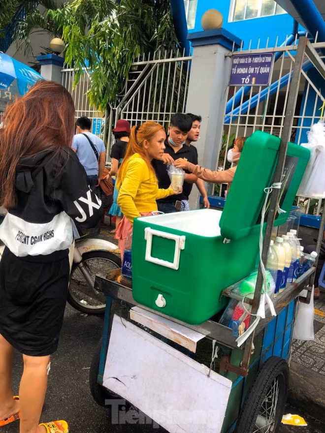 Bên hông bệnh viện Từ Dũ rất nhiều người kinh doanh hàng ăn uống đều không đeo khẩu trang.