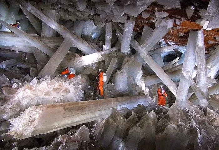 6. Những thanh khoáng chất Selenit khổng lồ trong 1 cái hang động ở Naica, Mexico.