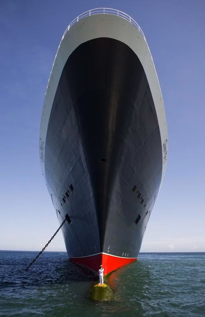 10. Con tàu Queen Mary II cùng với vị thuyền trưởng của nó! Có ai muốn lên con tàu này để hiểu được cảm giác choáng ngợp là như thế nào không?