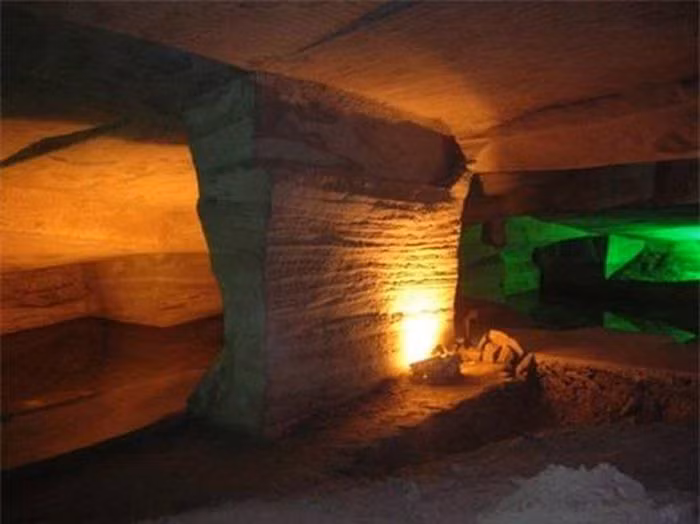 Động Long Du, Trung Quốc. Đây là một hang động nhân tạo, tuy nhiên điều khiến giới khảo cổ đau đầu đó là quy mô của nó quá rộng lớn, phải có sự tham gia của hàng ngàn người. Thế nhưng không có bất cứ hồ sơ lịch sử nào đề cập đến những hang động hoặc các phương pháp sử dụng để xay dựng chúng.
