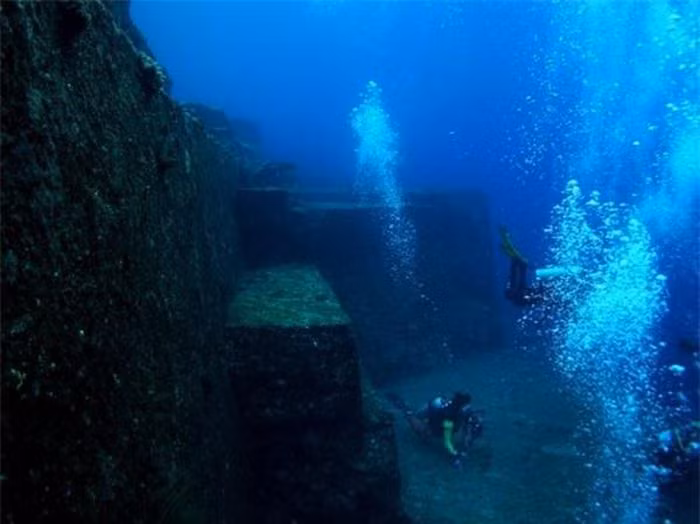 Thành phố dưới nước Yonaguni, Nhật Bản. Thành phố dưới nước Yonaguni là một khu phức hợp cổ được một huấn luyện viên bơi lội khám phá ra. Các nhà khoa học đã được một phen xáo trộn bởi khám phá này, những phiến đá bị chìm dưới nước khoảng 10.000 năm trước, trước khi các kim tự tháp Ai Cập được xây dựng. Các nhà khảo cổ cho rằng, trong thời kỳ đồ đá, con người sống chủ yếu trong hang động, sống nhờ săn bắt và hái lượm, nên việc xây dựng lên các thành phố đá này là điều không thể.