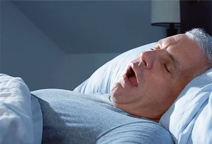 7. Chứng ngưng thở khi ngủ. Cảm giác: Đây là hiện tượng một người đột nhiên ngừng thở trong giấc mơ, kết quả là họ tỉnh giấc. Chất lượng giấc ngủ giảm sút, não thiếu hụt oxi khiến bạn khó ngủ. Áp lực lên động mạnh cũng dao động, do đó dễ gây ra các vấn đề về tim mạch. Nguyên nhân: Khi bạn ngủ, cơ hầu họng được thư giãn, dễ dẫn đến tình trạng đường thở bị chặn. Người hay hút thuốc, bị béo phì hoặc tuổi cao thì nguy cơ mắc chứng ngưng thở khi ngủ càng cao.