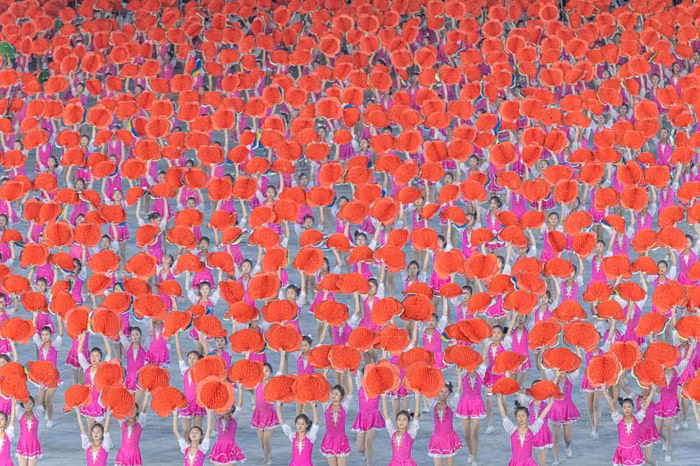 Arirang Mass Games là buổi biểu diễn nghệ thuật lớn nhất trên thế giới với 100.000 người Triều Tiên trẻ tuổi tham gia. Họ được lựa chọn cẩn thận và dành 8 tháng tập luyện.