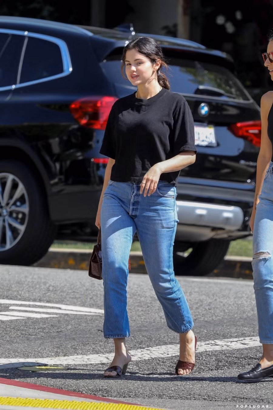 4 kieu giay duoc Selena Gomez yeu thich mix the nao cung sanh dieu-Hinh-5