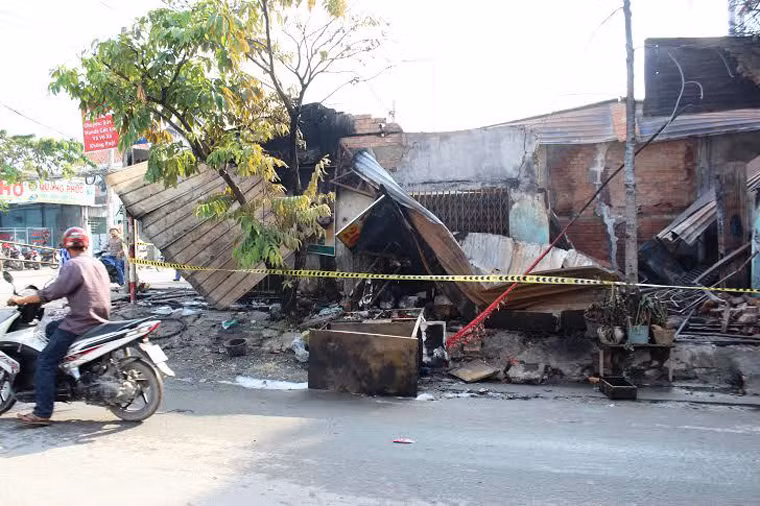 Trước đó khoảng 4h45 cùng ngày, lửa bất ngờ bùng phát dữ dội tại tiệm sửa xe máy ở địa chỉ số 207, đường Hiệp Bình, phường Hiệp Bình Chánh, quận Thủ Đức.