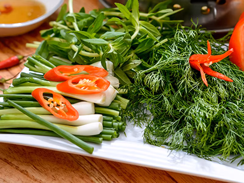 Cá được ăn kèm với các loại rau sống để át đi mùi tanh. Thịt chúng càng đậm đà hơn khi dùng cùng loại nước chấm chuyên dụng.
