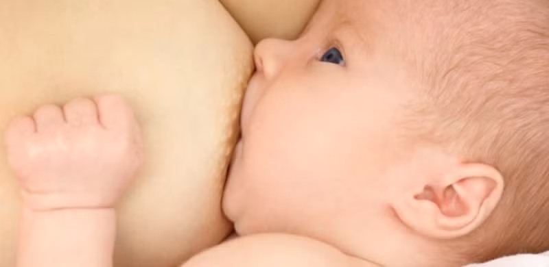 Nuôi con bằng sữa mẹ hoàn toàn trong sáu tháng đầu. Sau thời gian này, bạn có thể bổ sung thêm cho con các thực phẩm ở dạng lỏng khác. Nuôi con bằng sữa mẹ vừa có tác dụng trong việc nâng cao khả năng ngừa ung thư vú cho mẹ, vừa giúp con tăng cường hệ miễn dịch.