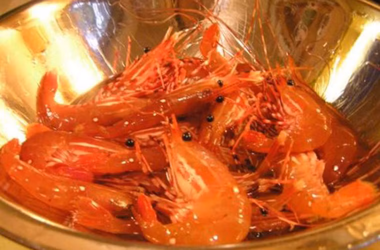 Rượu và sự tươi tắn của nguyên liệu là điểm cộng cho món ăn song cũng vì thế nó bị phản đối gay gắt. Nhiều người cho rằng việc tận hưởng món ăn này chứng tỏ sự ích kỷ, chỉ vì sở thích của mình mà đối xử với con vật quá tàn nhẫn.