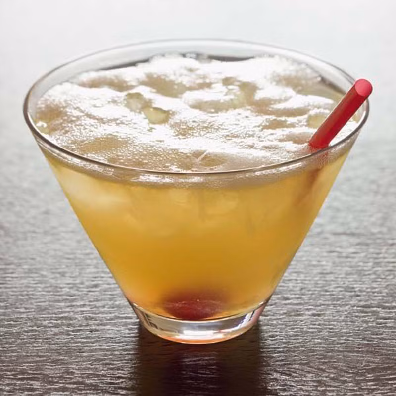 Whisky sour. Được biết đến từ thế kỷ 19. Whisky sour khiến người ta mê mệt nhờ thành phần whisky, xi rô, nước chanh tươi và lòng trắng trứng. Whisky sour vô cùng bổ dưỡng nhờ đặc tính khiến vi khuẩn không bao giờ có khả năng thâm nhập.