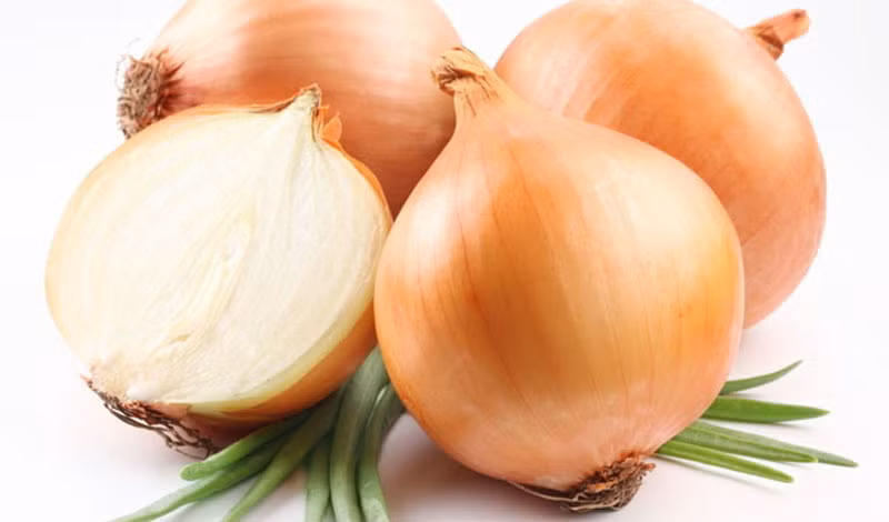 Hành tây. Dù hành tây có quanh năm nhưng ngon nhất khi được thu hoạch vào mùa đông. Hãy kiểm tra vỏ, vỏ hành phải sáng và mỏng, bề mặt phải chắc và không có vết cắt, xước.