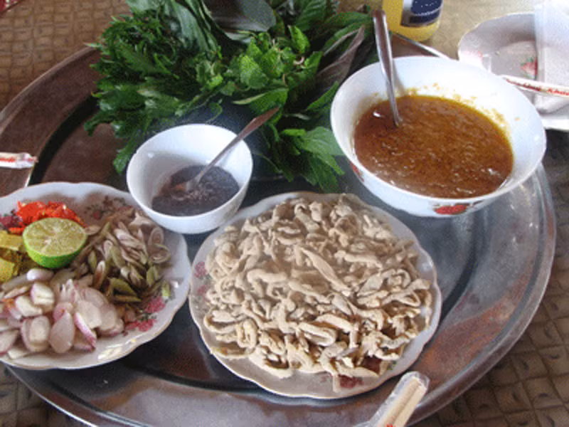Gỏi cá nhệch. Là một đặc sản của Kim Sơn, gỏi cá nhệch có vị thơm và bùi đặc trưng. Được chế biến từ những nguyên liệu cơ bản của món gỏi cá như lá đinh lăng, mơ lông, thính song món ăn được nhiều người yêu thích nhờ hương vị đặc biệt của cá nhệch.