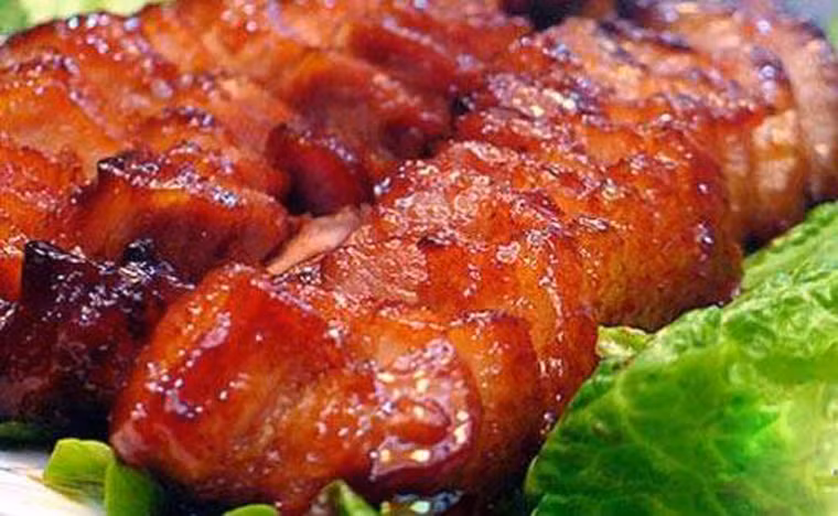 Tránh ăn nhiều thịt nướng. Nguyên nhân là, khi nướng thịt ở nhiệt độ cao, nó sẽ sản sinh các amin dị vòng (HCAs) và hydrocarbon thơm đa vòng (PAHs) – những hợp chất có khả năng tác động lên cấu trúc tế bào gây ung thư.