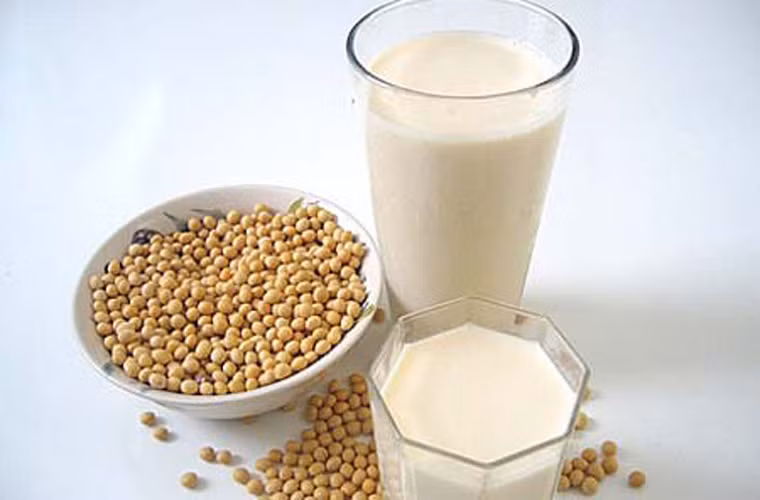 Sử dụng các sản phẩm sữa đúng cách nhằm giảm nguy cơ ung thư tiền liệt tuyến. Nghiên cứu chỉ ra có mối liên hệ giữa nguy cơ ung thư tiền liệt tuyến với lượng canxi dồi dào có trong sữa. Trong khi đó, ở một nghiên cứu khác, các nhà khoa học lại nhận thấy sữa là yếu tố quan trọng làm giảm nguy cơ ung thư đại tràng. Chính vì vậy, bạn không cần thiết phải “nói không” với đồ uống bổ dưỡng này mà cần sử dụng chúng có kế hoạch. Lưu ý, những đối tượng có người thân từng mắc ung thư tiền liệt tuyến cần hạn chế uống sữa.
