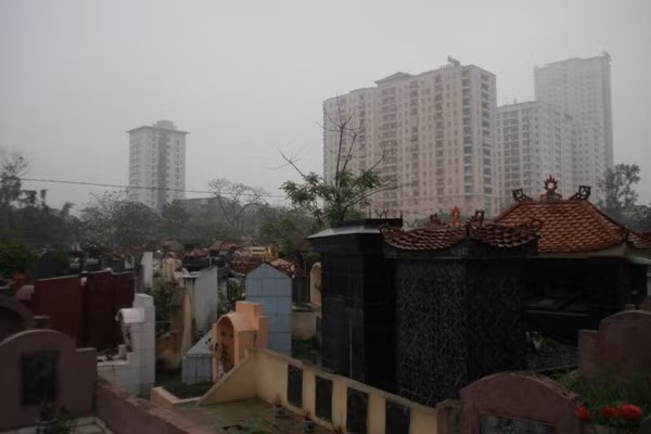 Cảnh người sống làm "hàng xóm" với những người đã khuất.