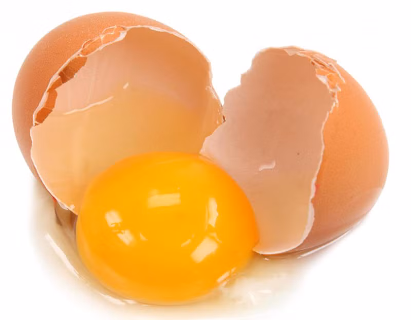 Lòng đỏ trứng. Lòng đỏ trứng cùng các loại rau xanh, bơ, đậu, cà rốt, mơ và bí ngô là nguồn cung cấp axit folic dồi dào. Thực vậy, giới khoa học khẳng định chất trong lòng đỏ trứng có khả năng giúp deoxyribonucleic acid được tái tạo và giảm tác dụng phụ khi thực hiện xạ trị điều trị bệnh.
