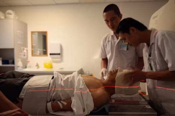 Các kỹ thuật viên tiến hành đo đạc và thực hiện mặt nạ xạ trị cho bệnh nhân.