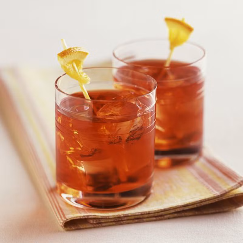 Negroni. Từng xuất hiện hơn 100 năm trước song nhờ sự tinh tế của mình, negroni đang có dấu hiệu “tái sinh”. Cocktail được chế từ rượu gin, vermouth ngọt và campari cùng đá lắc đều.