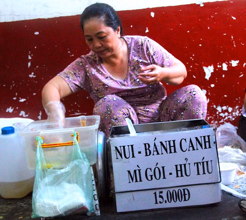 Hẻm 76 đường Hai Bà Trưng, quận 1 cũng nổi tiếng với những món ăn ngon giá dao động 10.000 - 15.000 đồng. Tuy nhiên, các quán chỉ phục vụ từ 16 – 18h và khách hàng chủ yếu là dân văn phòng.