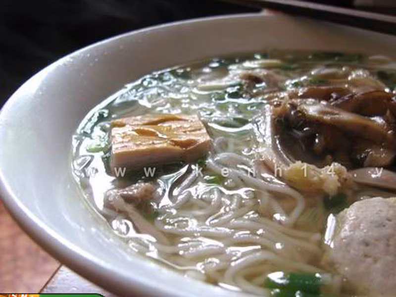 Bún gà mọc. Điểm nhấn của món ăn chính là những viên mọc căng đầy làm từ thịt và nấm hương. Mọc gà đạt “chuẩn” dù ngâm trong nước dùng bao lâu cũng không bở, thịt ngọt; khi ăn, vị ngọt ngào lan tỏa khắp khoang miệng cùng với mùi thơm tho, dễ chịu khó cưỡng.