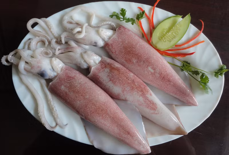 Để có được đĩa mực rim ngon, đầu tiên phải chọn những chú mực thật tươi nguyên kích cỡ khoảng chừng 03 ngón tay, có sắc da hồng bóng.